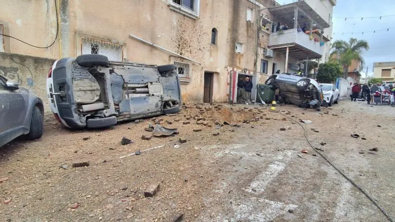 ईरान ने इसराइल के मध्य इलाकों पर दागीं मिसाइलें, छह लोग घायल