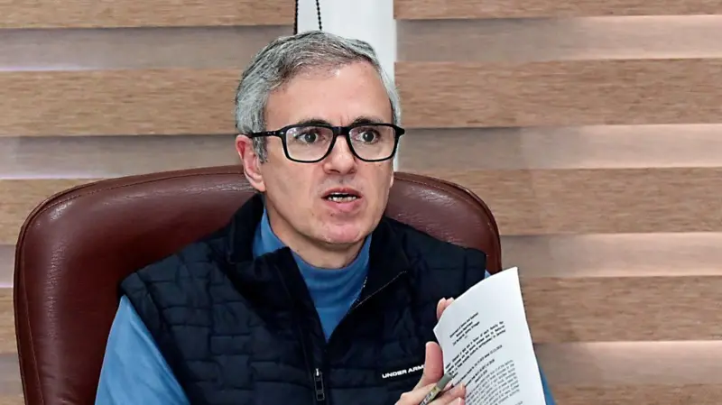 पश्चिम बंगाल चुनाव से पहले तबादलों पर सियासत तेज, ममता के बाद उमर अब्दुल्लाह ने उठाए सवाल