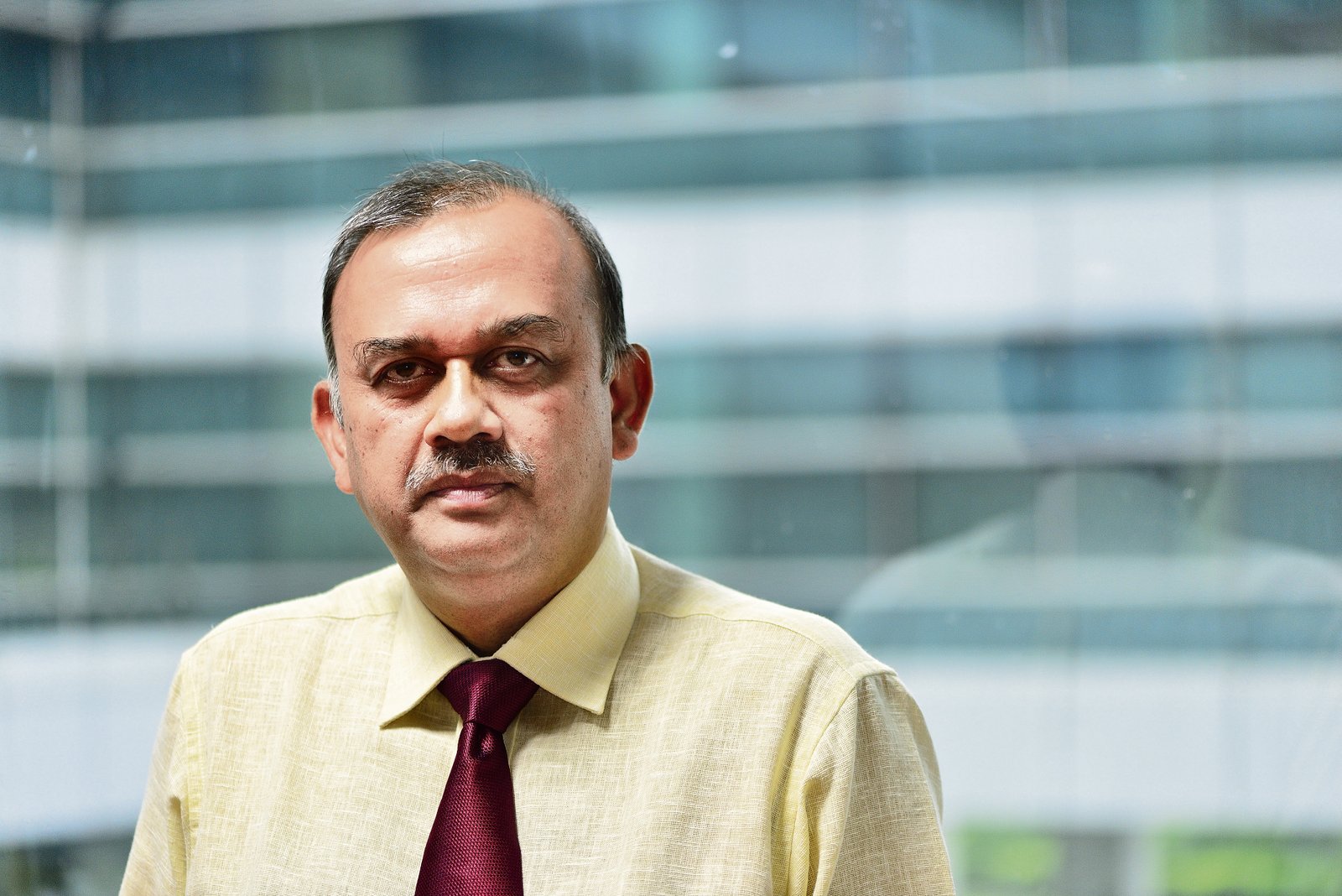 एचडीएफ़सी बैंक के अस्थायी चेयरमैन अतनु चक्रवर्ती का इस्तीफ़ा, शेयरों में गिरावट