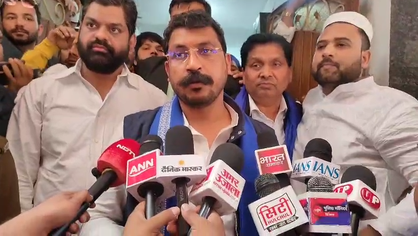 मेरठ के किदवई नगर अग्निकांड में मृतक के परिजनों से मिलने नगीना सांसद चंद्रशेखर आजाद पहुंचे।